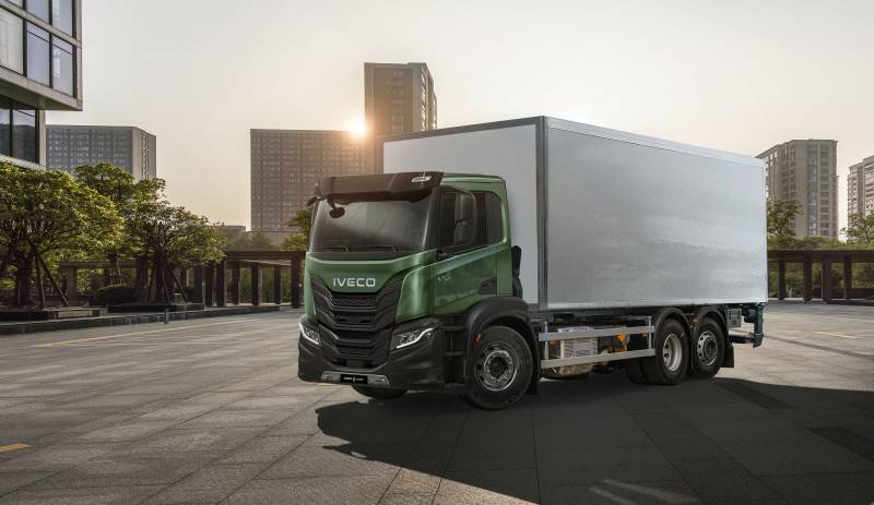 Porteur IVECO S-Way en circulation urbaine à Metz