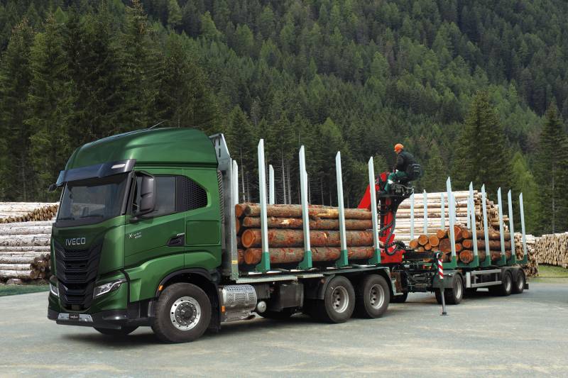 IVECO SWAY pour transports de troncs d'arbre dans les vosges