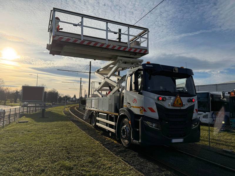 Camion IVECO S-Way GNC sur voie ferrée à Strasbourg