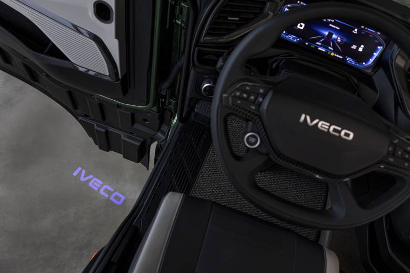 Poste de conduite IVECO S-Way avec volant multifonction rétroéclairé
