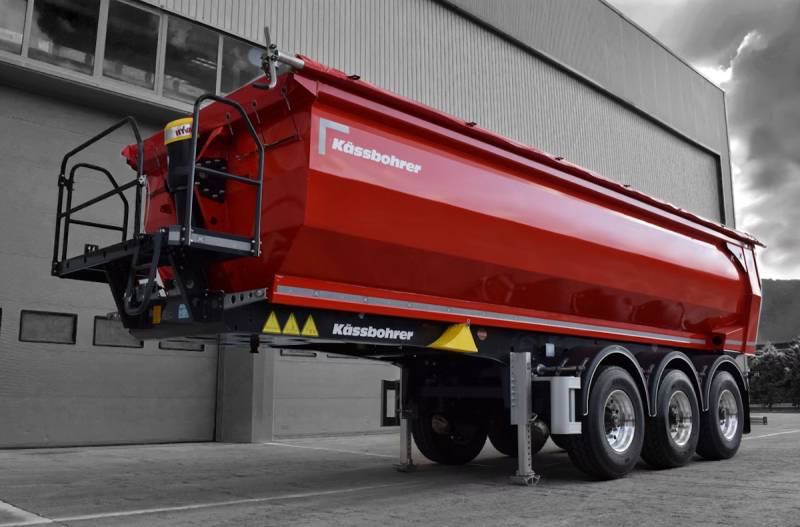 Semi-remorque Kässbohrer robuste sur la route