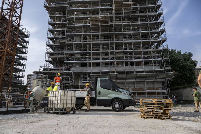 Benne TP Iveco DAILY sur chantier