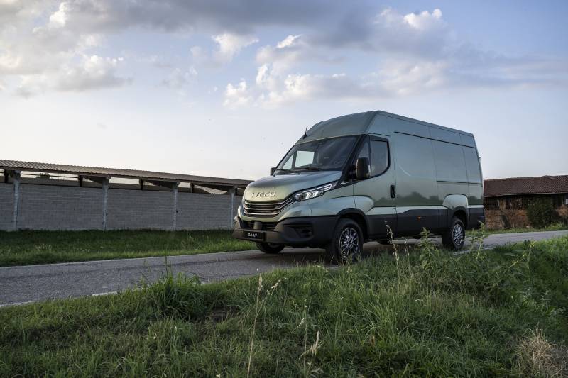 Un fourgon Iveco Daily effectuant une livraison en Lorraine