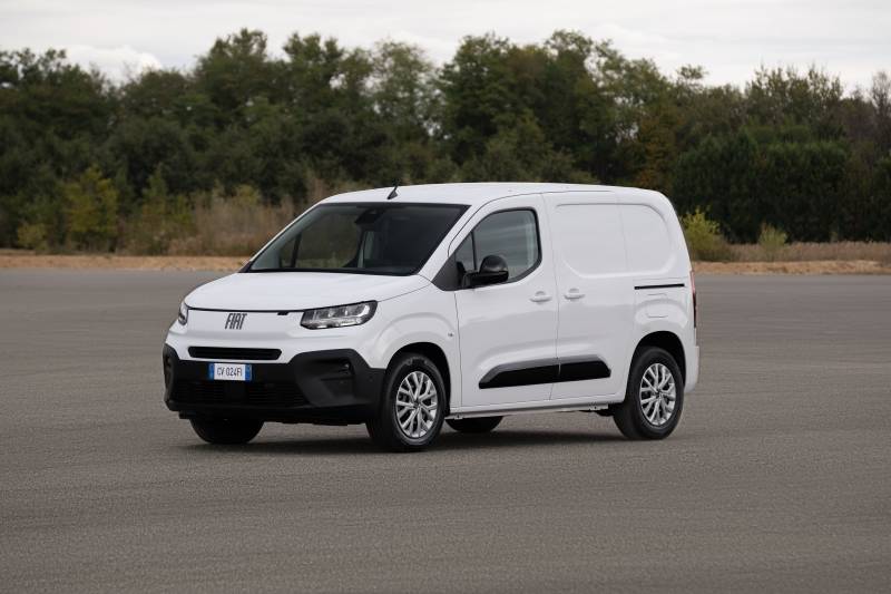 Fiat DOBLO blanc sur un parking