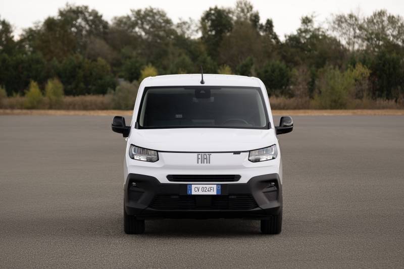 Fiat DOBLO blanc de face