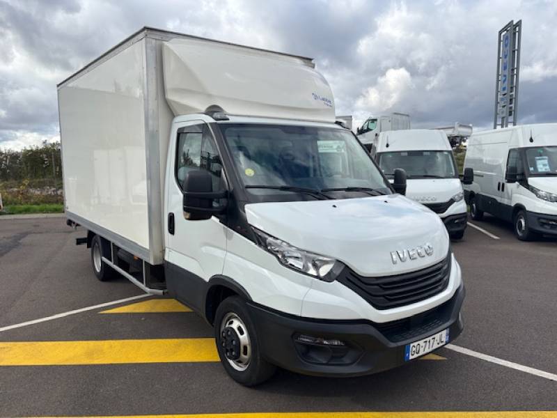 utilitaire Iveco avec hayon élévateur professionnel