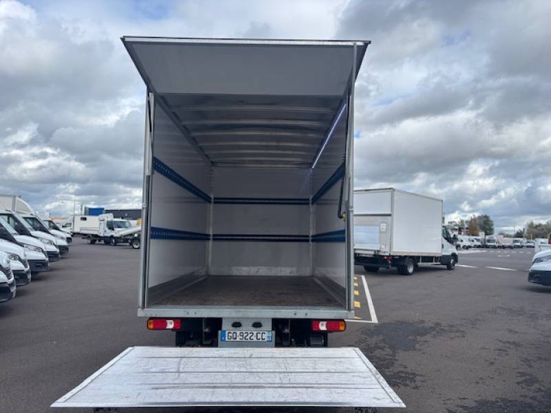 accès hayon élévateur Iveco utilitaire Metz