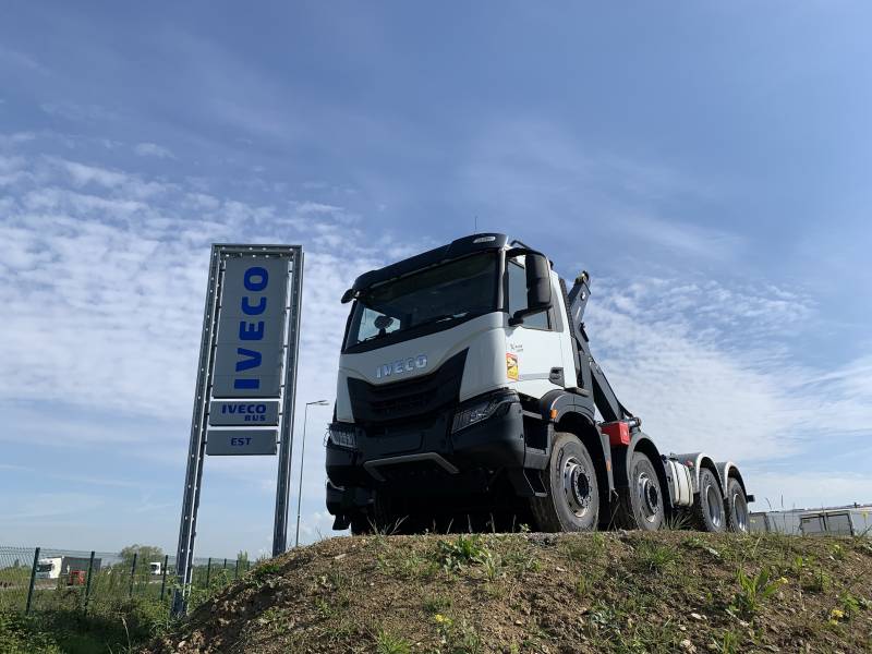 Camion polyvalent IVECO X-WAY transport de matériaux