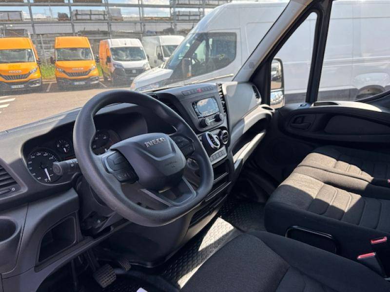 Intérieur cabine fourgon Iveco Daily boîte auto