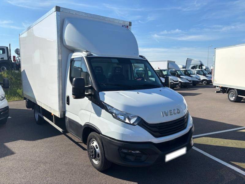 Véhicule utilitaire caisse 20 m³ blanc