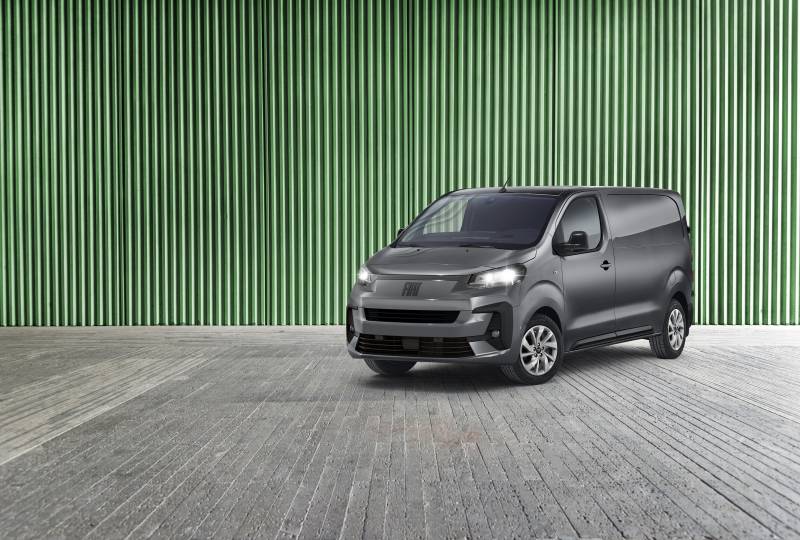 Fourgon Fiat SCUDO gris foncé à l'arrêt