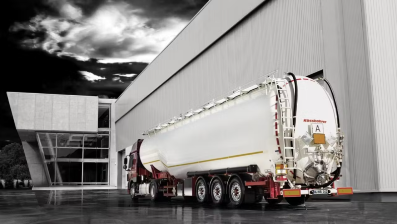 Déchargement d'une citerne pulvérulente basculante en Lorraine