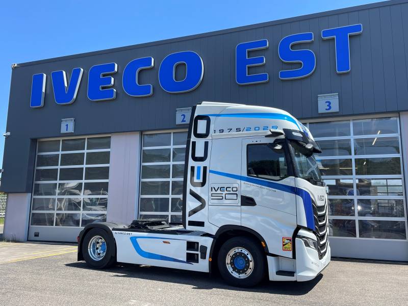 Logo IVECO sur portière du tracteur