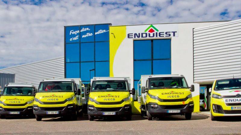 véhicules IVECO devant la société ENDUIEST