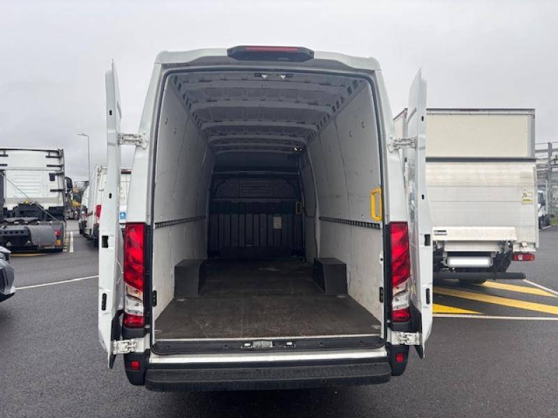 Portes arrière ouvertes Iveco Daily 16m3