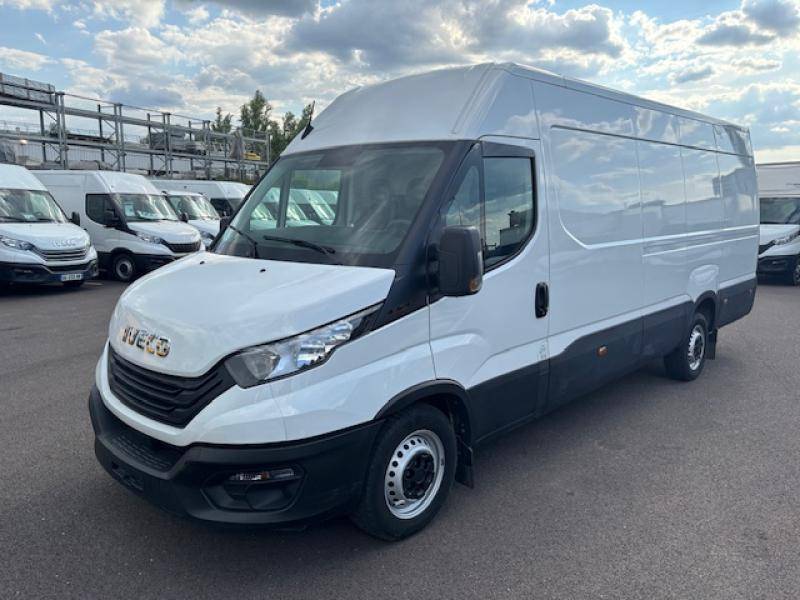 Vue avant Iveco Daily 35S18H V16