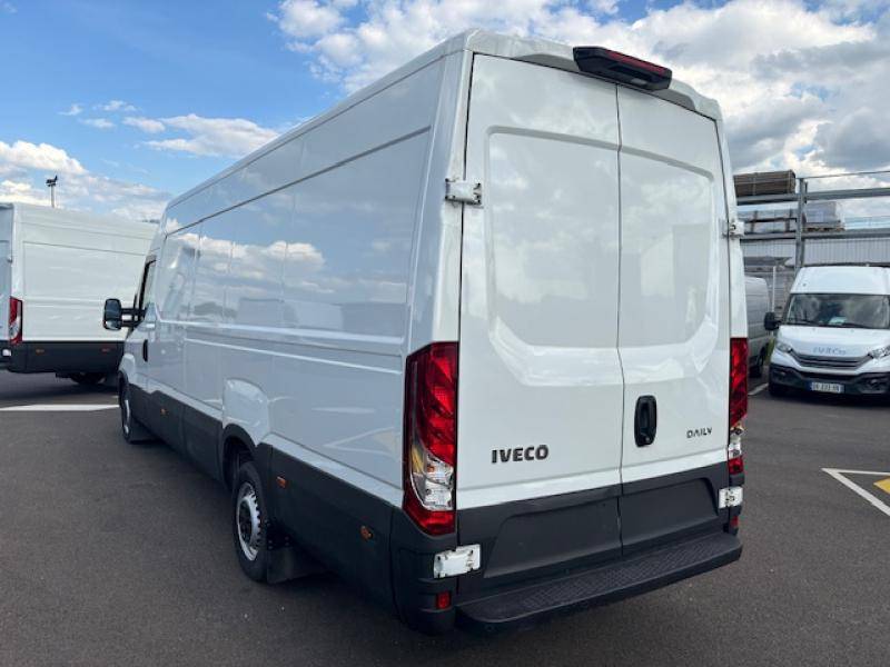Arrière du fourgon Iveco Daily portes battantes
