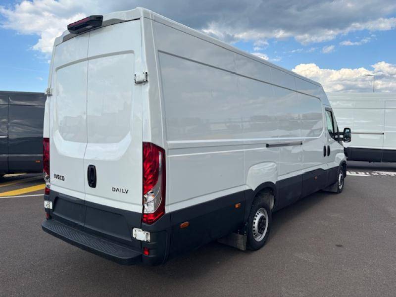 Vue avant Iveco Daily 35S18H V16