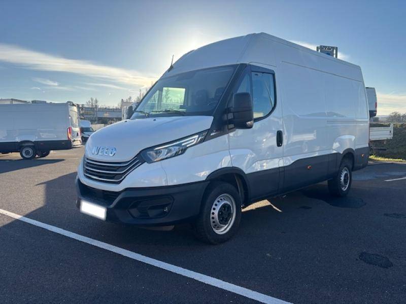 Vue avant Iveco Daily automatique 2023