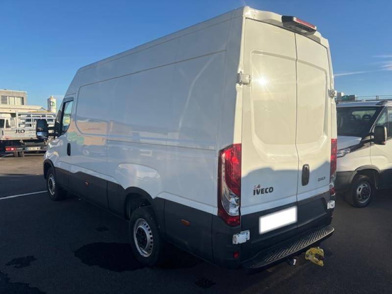 Profil latéral fourgon blanc Daily Hi-Matic