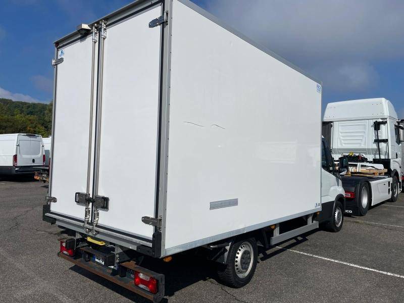Profil utilitaire frigo Iveco blanc 2021
