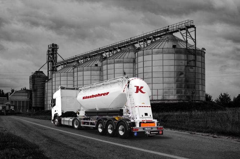 Semi-remorque Kässbohrer en action sur chantier en Moselle